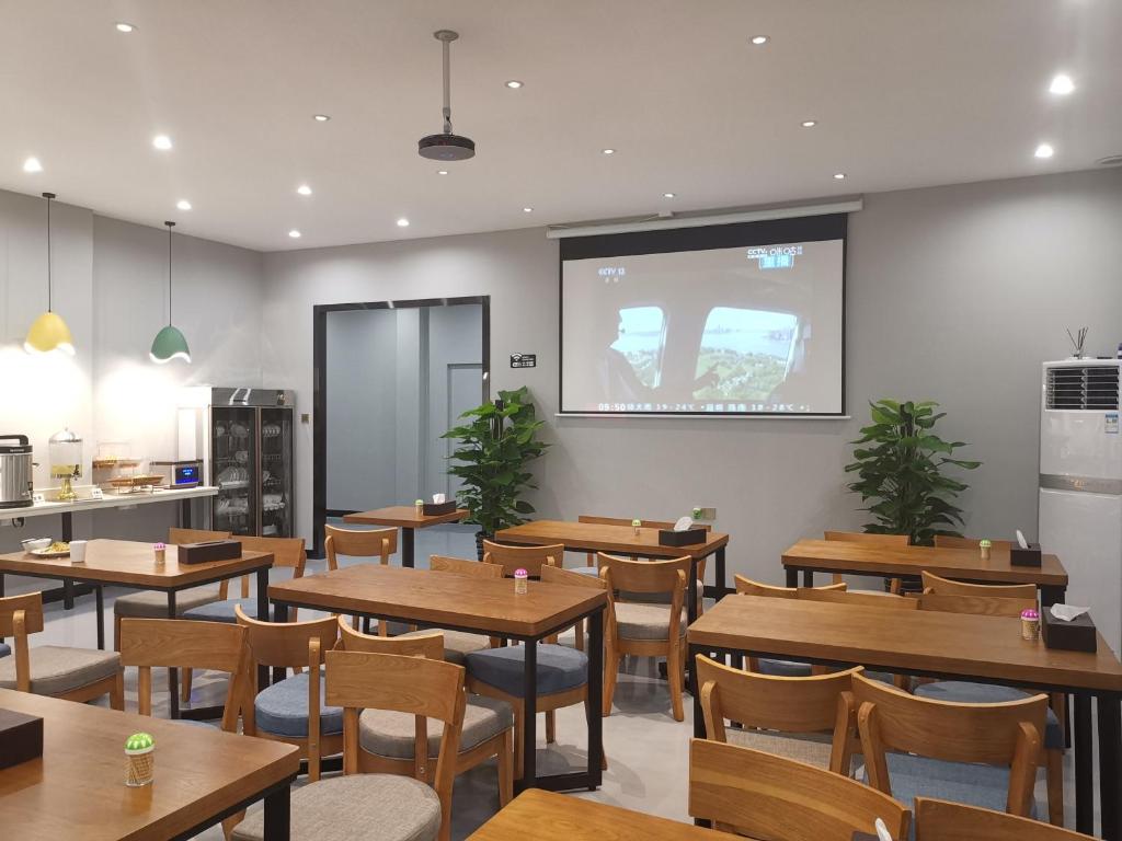TV a/nebo společenská místnost v ubytování Zhongshan Bafei Hotel