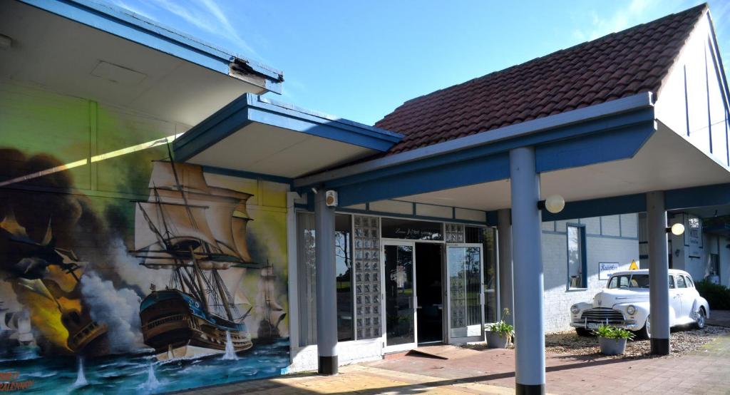 a building with a mural on the side of it at Ship Inn Motel in Yarram