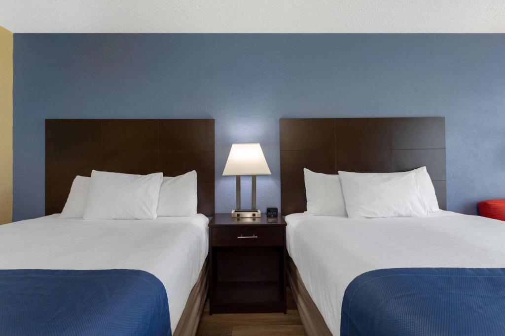 Days Inn by Wyndham Greensboro Airport - Queen Room With Two Queen Beds - Non-Smoking