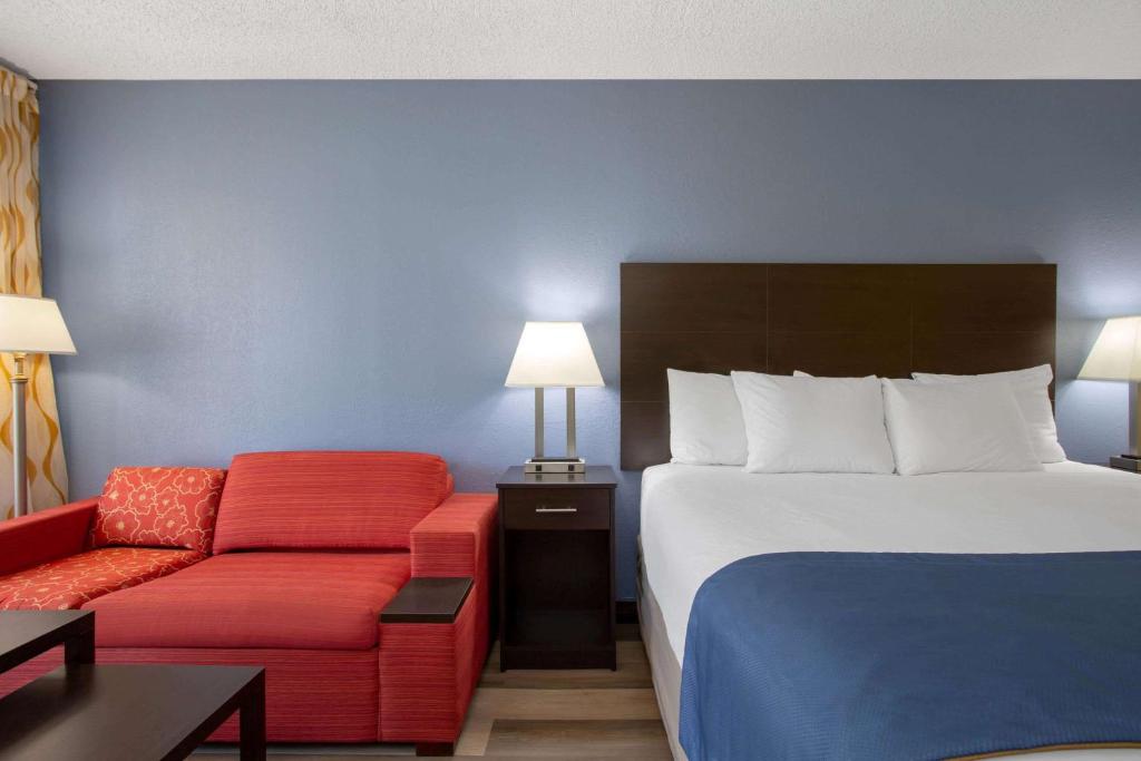 Days Inn by Wyndham Greensboro Airport - Zimmer Mit Kingsize-Bett – Raucher