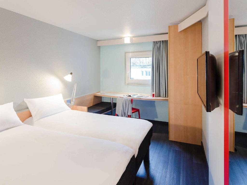 Postel nebo postele na pokoji v ubytování ibis Bourges Centre