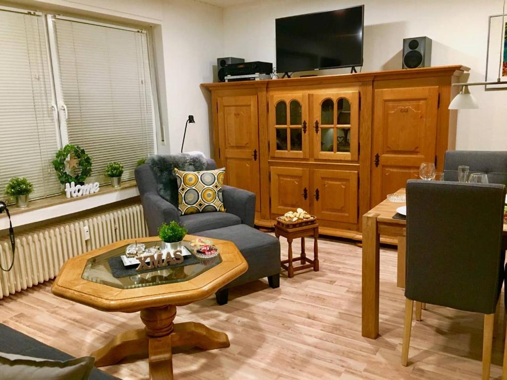 a living room with a couch and a table at Ferienwohnung am Blauen See in Dorsten in Dorsten