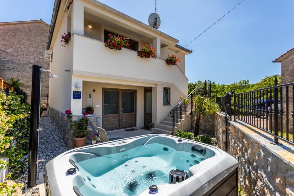 een bad op het balkon van een huis bij Relax Village Home Mare in Krk