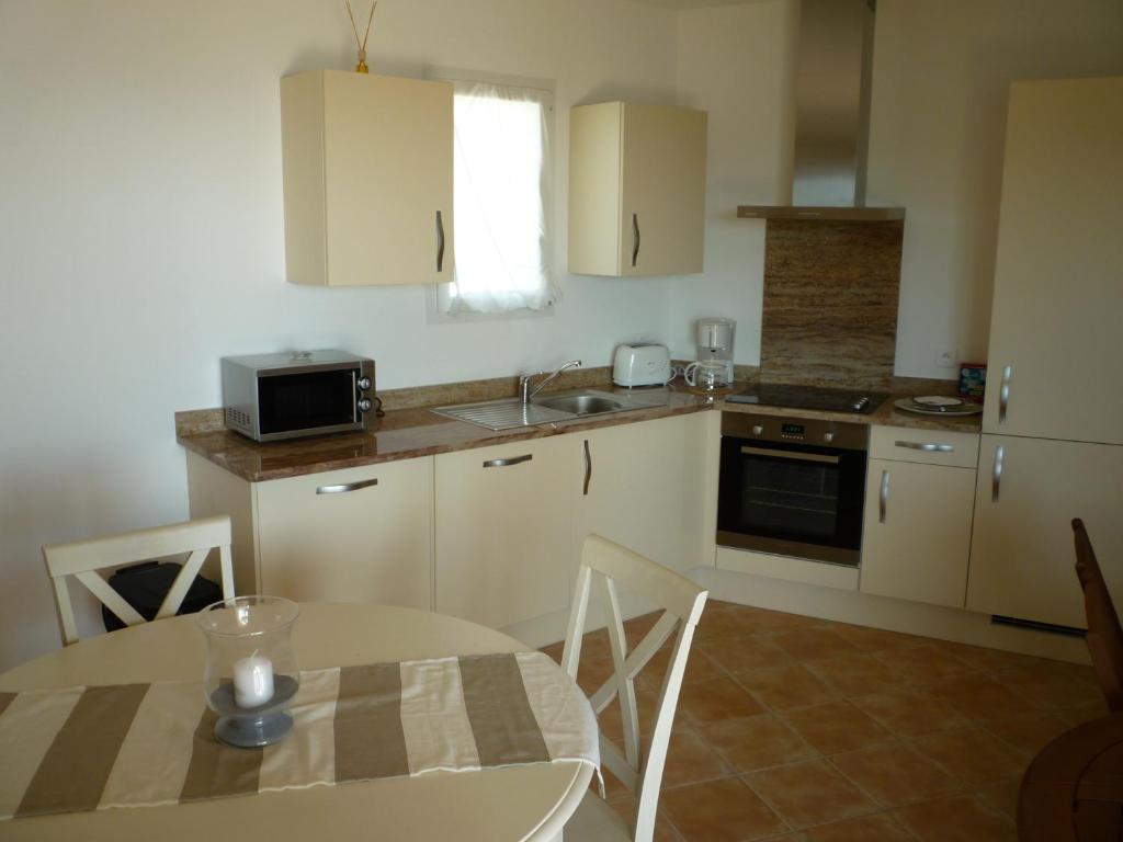 Kuchyň nebo kuchyňský kout v ubytování APPARTEMENT PIED DANS L EAU ET VUE MER MAGNIFIQUE