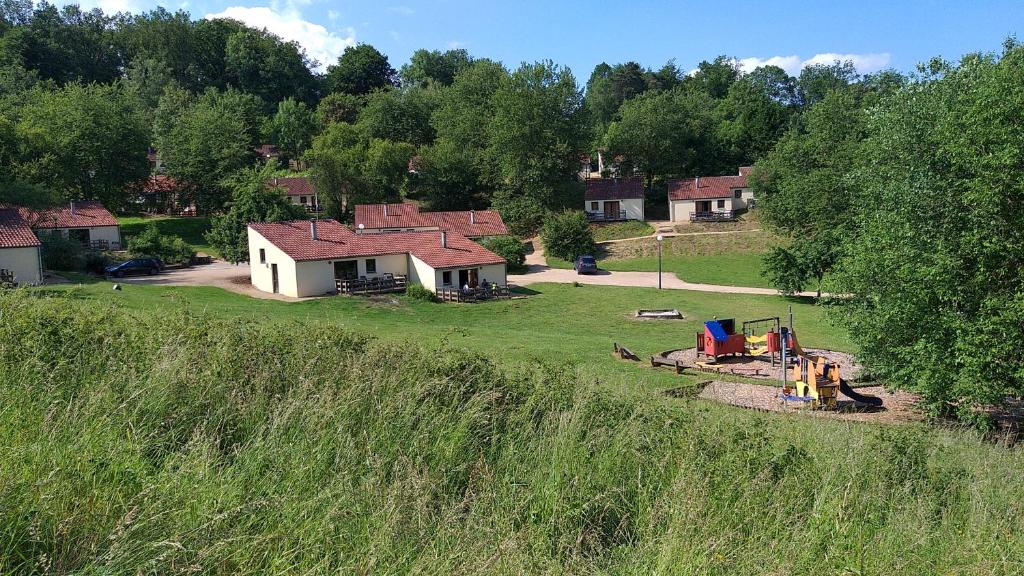 uma vista aérea de uma casa num campo em Bungalows du Lac de Rabais em Virton