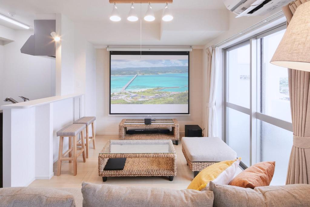 Comfort Villa في موتوبو: غرفة معيشة مع شاشة كبيرة في السقف
