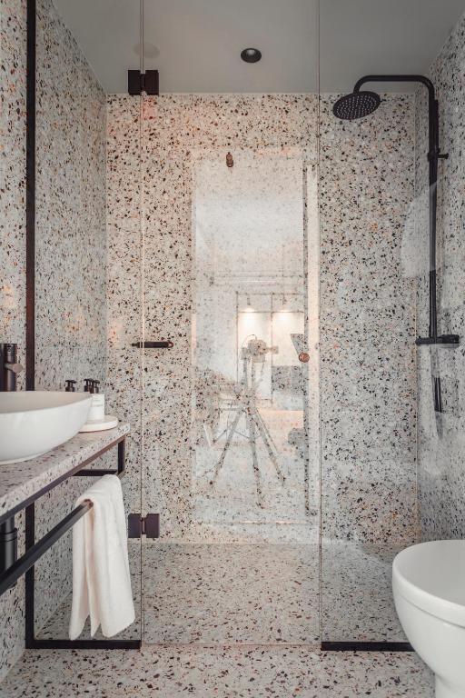 bagno con doccia e porta in vetro di Blique by Nobis, Stockholm, a Member of Design Hotels™ a Stoccolma
