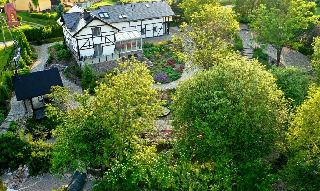 een luchtzicht op een huis met een tuin bij Estancja Mezowo in Mezowo