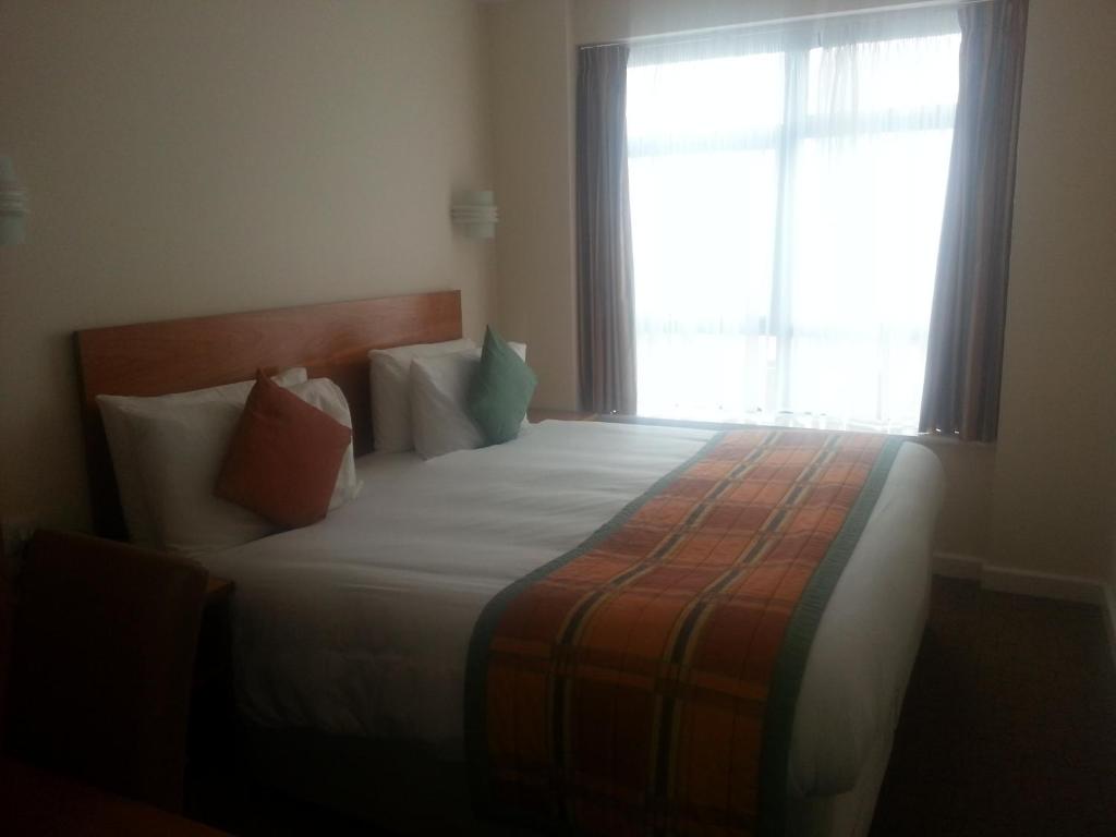 Postel nebo postele na pokoji v ubytování Sefton Express Hotel