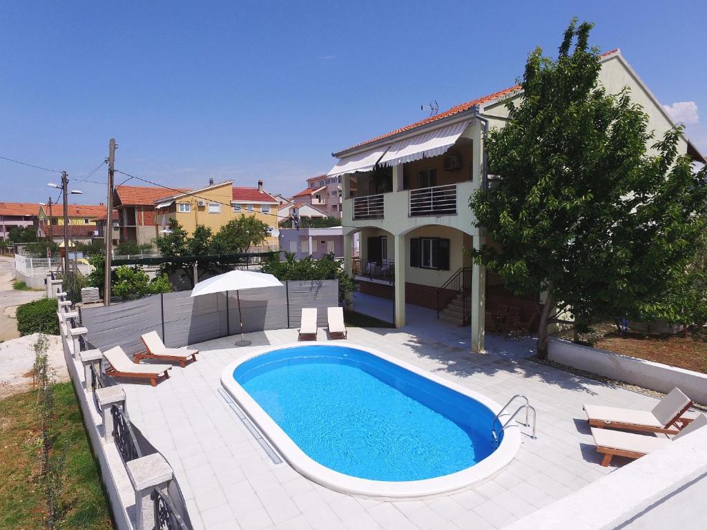 basen przed domem w obiekcie HACIENDA MIA with pool,BBQ,free parking w mieście Zadar