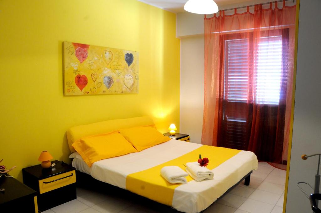 ヴェネーティコにあるIl Gatto e La Volpeの黄色のベッドルーム(タオル付きのベッド付)