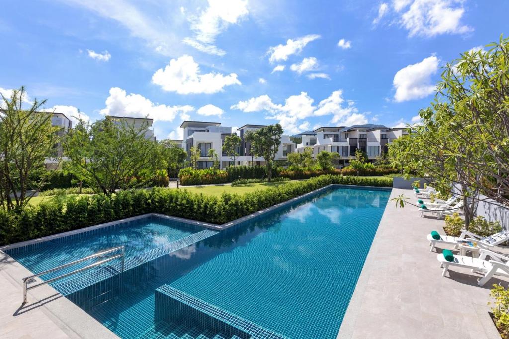 สระว่ายน้ำที่อยู่ใกล้ ๆ หรือใน Laguna Park Townhomes & Villas