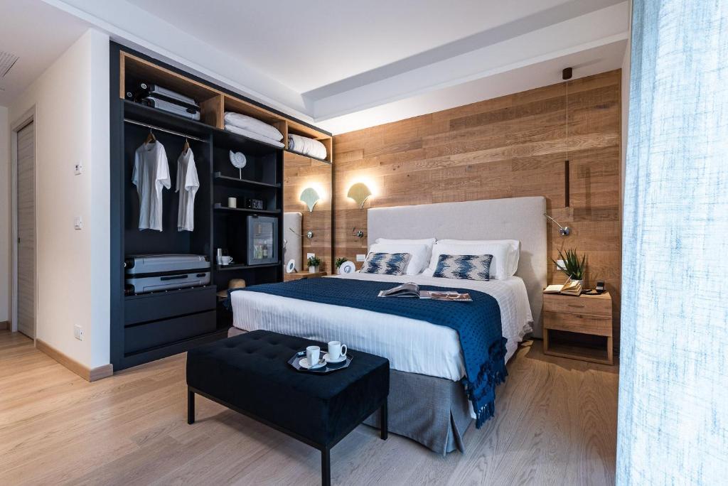 een slaapkamer met een groot bed en een zwarte tafel bij The Green Park Hotel in Cavallino-Treporti