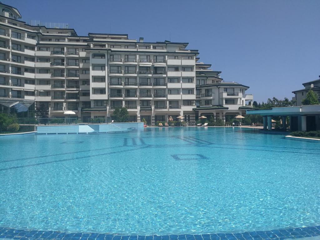 ein großer Pool vor einem großen Gebäude in der Unterkunft Emerald Beach Resort & Spa,studio ikat310 in Rawda