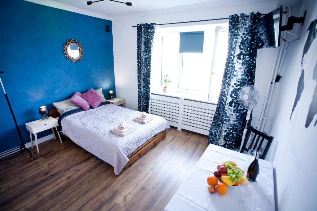 ワルシャワにあるGaba studioの小さなベッドルーム(ベッド1台、窓付)
