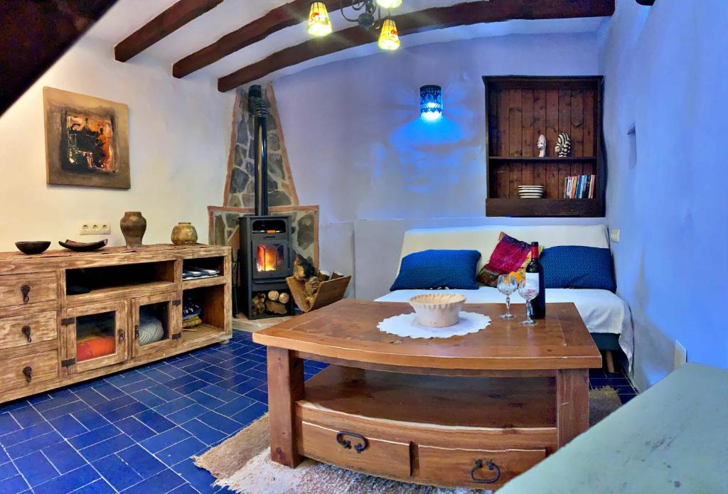 Posedenie v ubytovaní Casa Mandarina centro de Cómpeta con chimenea y terraza con vistas By AndaraHolidays