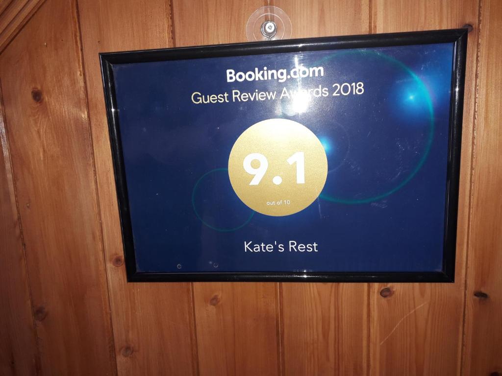 einen Flachbild-TV an einer Wand mit einem Schild in der Unterkunft Kate's Rest in Kilkenny