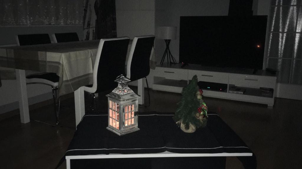 salon z choinką świąteczną na krześle w obiekcie Wygodny Apartament w mieście Gdynia