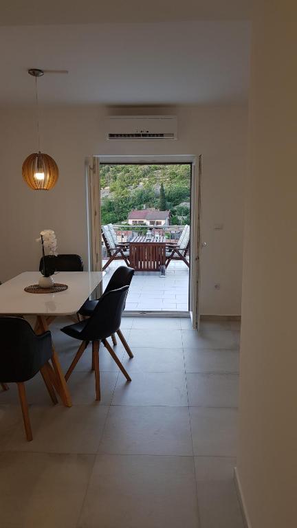 sala de estar con mesa y sillas y patio en New Apartment with panoramic view en Stomorska
