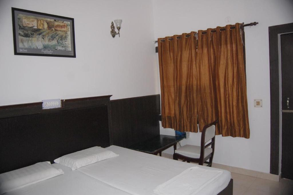 Postel nebo postele na pokoji v ubytování Hotel Sidhartha Walking Distance From TajMahal