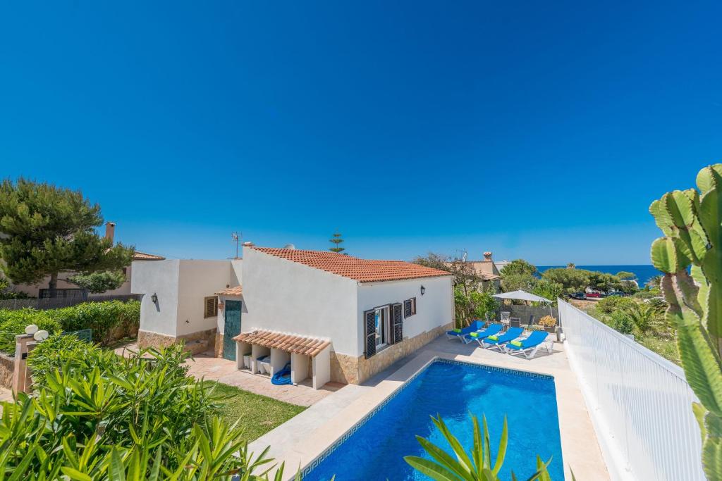 uma imagem de uma villa com piscina em Villa Divina em Colonia de Sant Pere