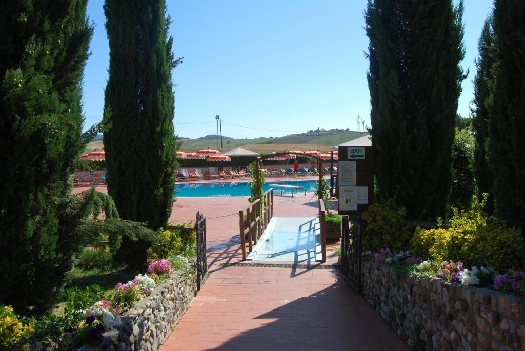 Bazén v ubytování Hotel Fattoria Belvedere nebo v jeho okolí