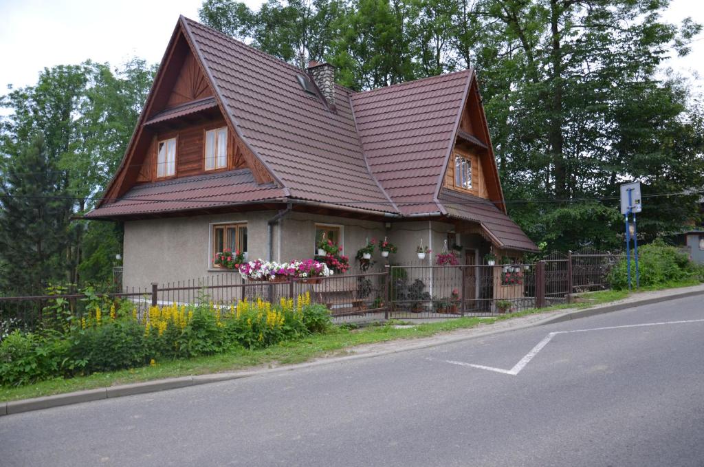 una casa con techo marrón a un lado de la carretera en U Lassaków, en Poronin