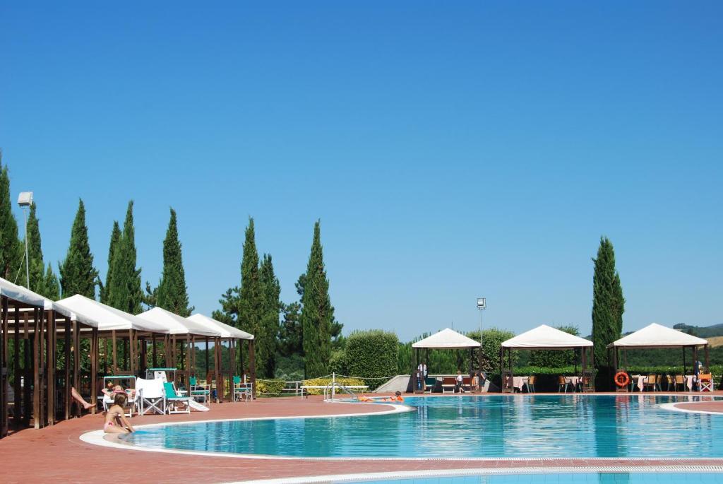 Bazén v ubytování Hotel Fattoria Belvedere nebo v jeho okolí