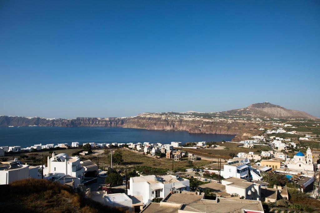 widok na miasto z zbiornikiem wodnym w obiekcie SantoCaves w Akrotiri