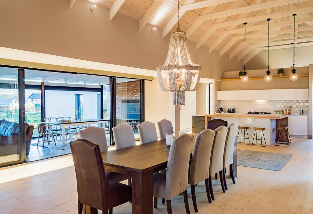 Un comedor con mesa y sillas en House 222 Gowrie Farm Estate, en Nottingham Road
