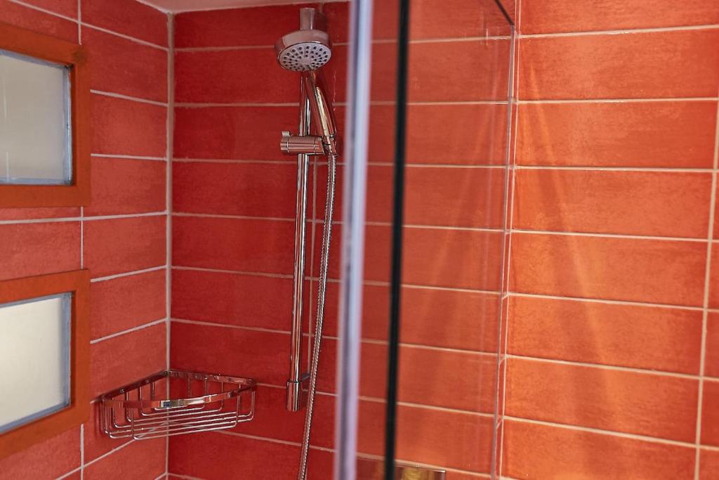 Kúpeľňa v ubytovaní Mind-blowing petite studio in the heart of Athens!