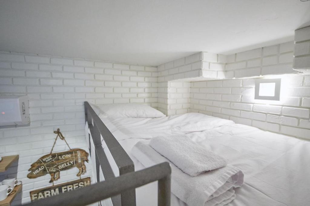 Posteľ alebo postele v izbe v ubytovaní Mind-blowing petite studio in the heart of Athens!