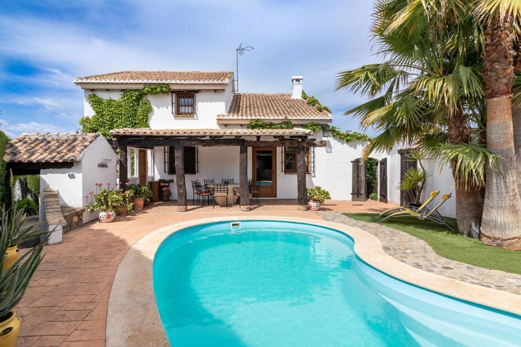 Bazén v ubytovaní Encantadora casa con piscina privada y chimenea alebo v jeho blízkosti