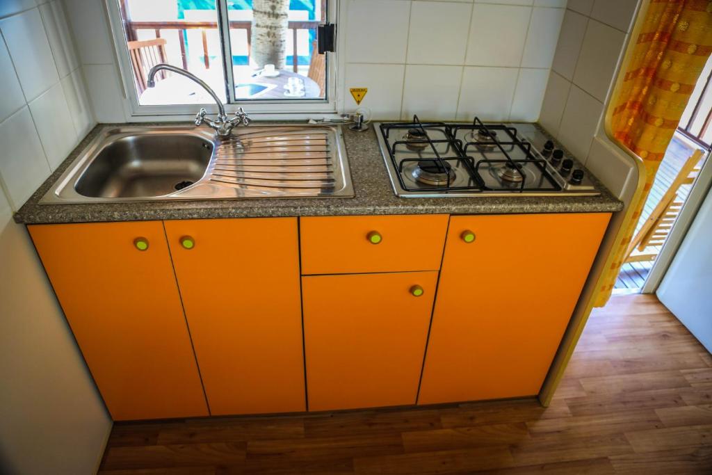 Kuchyň nebo kuchyňský kout v ubytování Camping Liana
