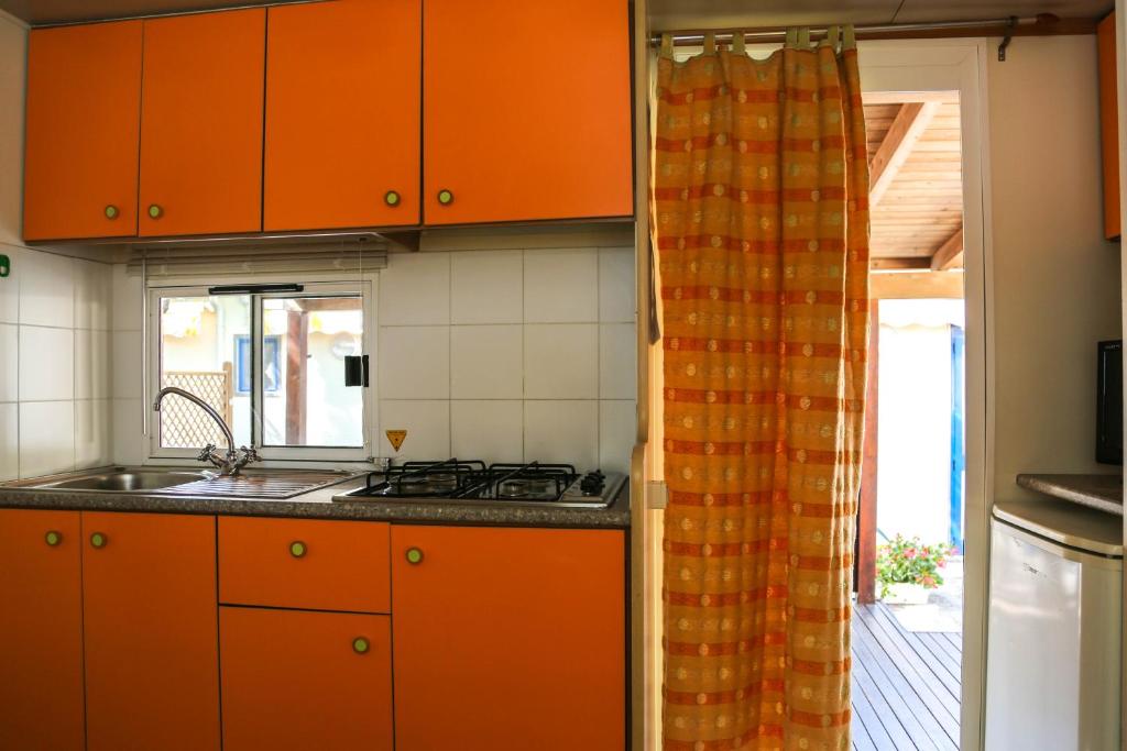 Kuchyň nebo kuchyňský kout v ubytování Camping Liana
