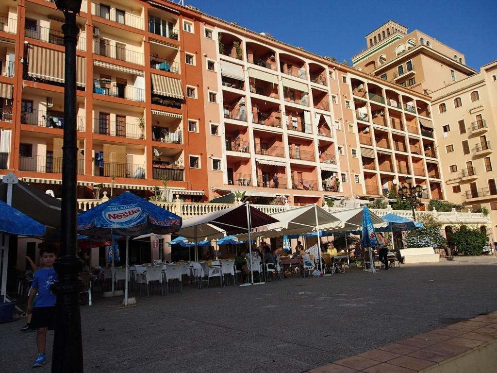 Valencia, ideally located 3bed-2bath apart.Few mints walk ...