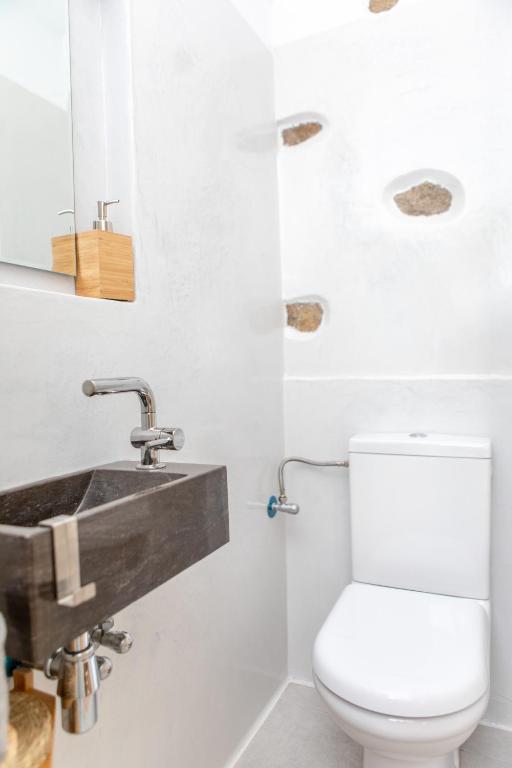 łazienka z toaletą i umywalką w obiekcie My Vintage Home - Naxos w miejscowości Agios Prokopios