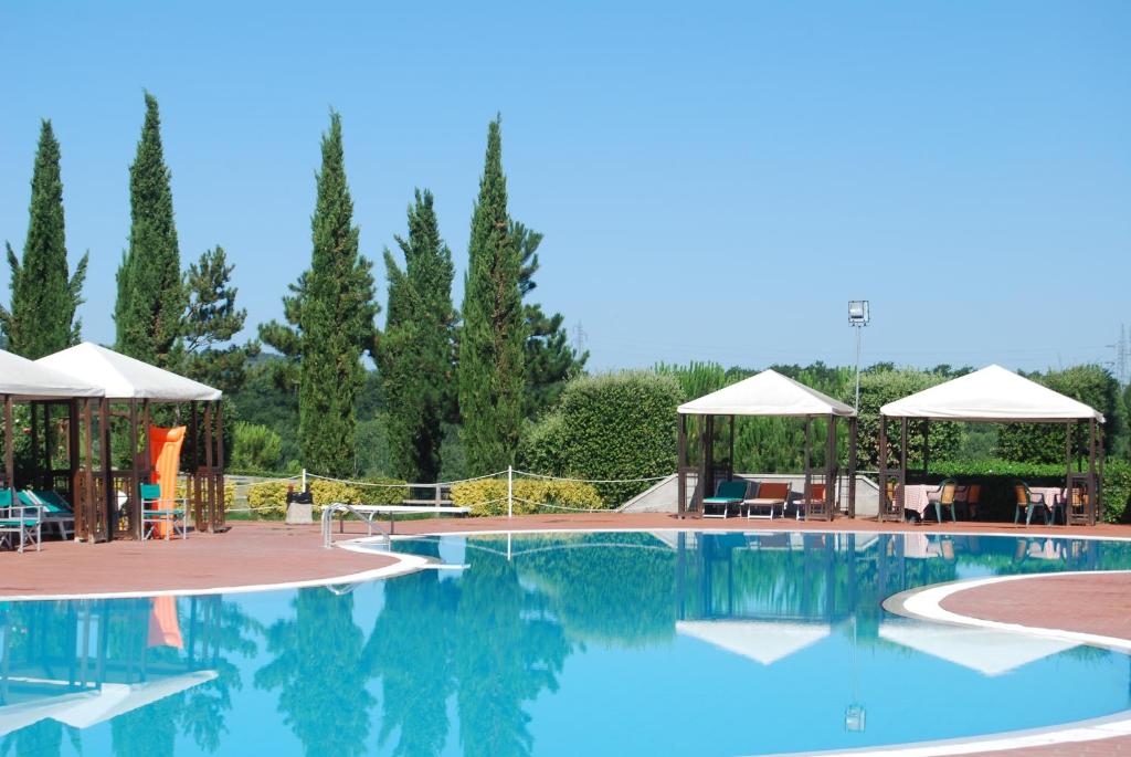 Bazén v ubytování Hotel Fattoria Belvedere nebo v jeho okolí