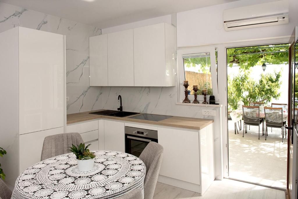 Kuchyň nebo kuchyňský kout v ubytování Apartments Drago Kovačić