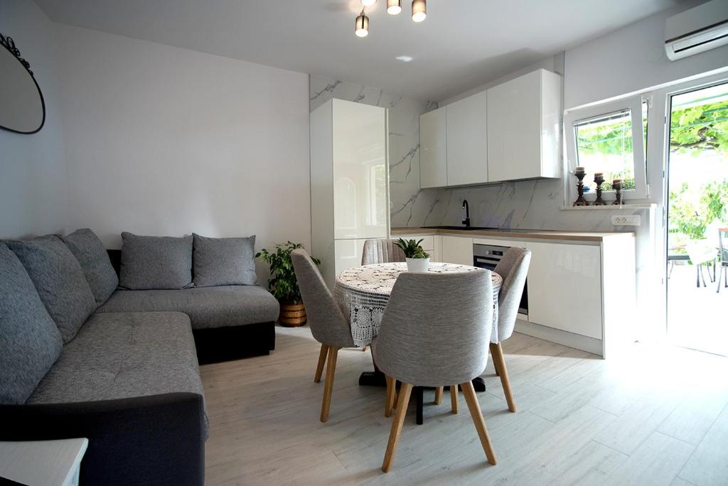 Kuchyň nebo kuchyňský kout v ubytování Apartments Drago Kovačić