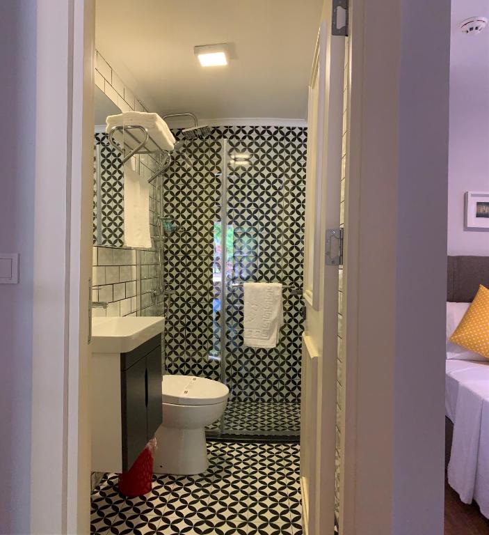 A bathroom at Mono Hotel
