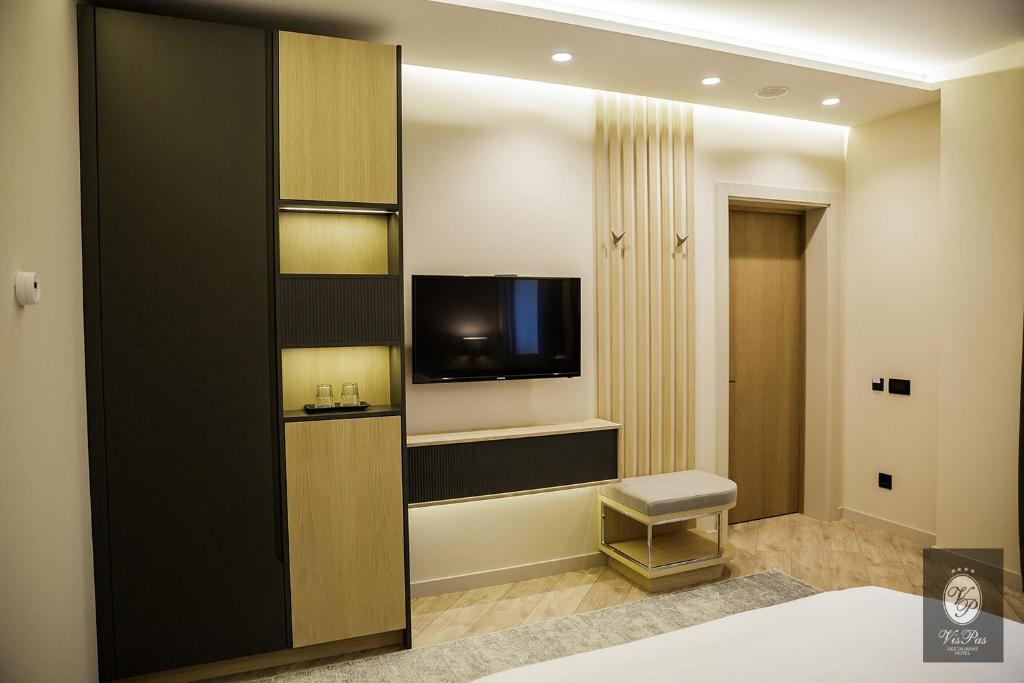 TV a/nebo společenská místnost v ubytování VisPas Hotel