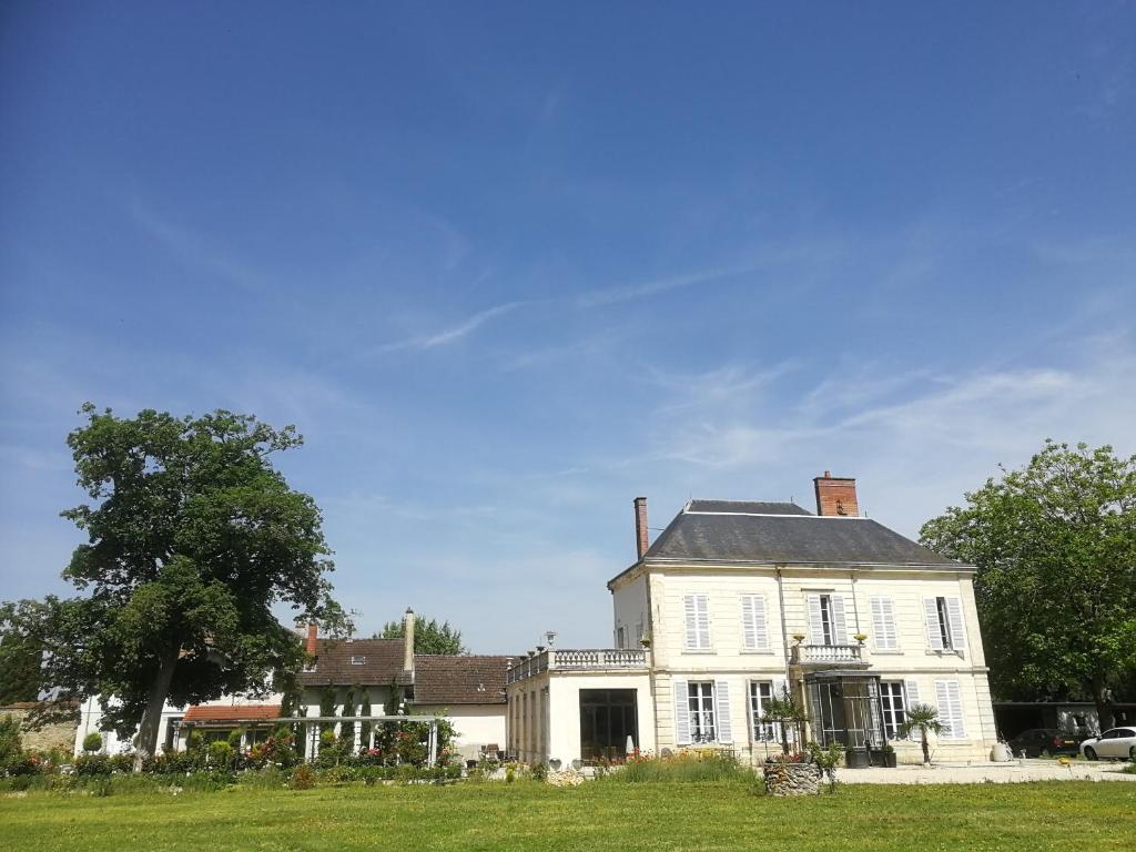 una gran casa blanca con un gran patio en Château de Courmelois Champagne Guest House, en Val de Vesle