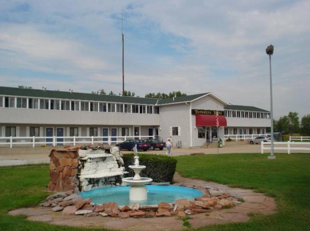 una fuente frente a un gran edificio en Yorkshire Motel en York