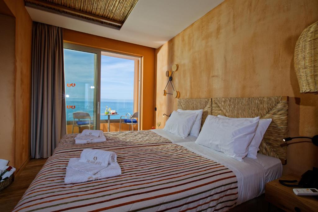 Postel nebo postele na pokoji v ubytování Palmera Beach Hotel & Spa - Adults Only