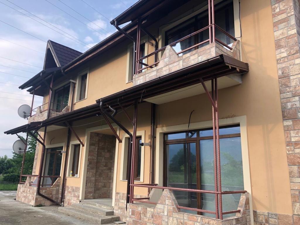 un edificio con un balcón en el lateral. en Casa Francesca en Comăneşti