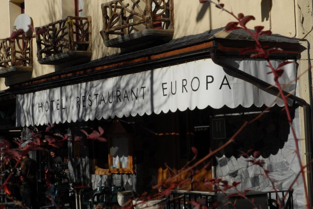 una tienda con toldo blanco en un edificio en Hotel Europa, en Les