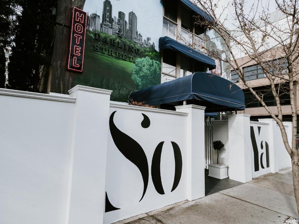 una cerca blanca frente a un edificio en SoYa Apartment Hotel, en Melbourne