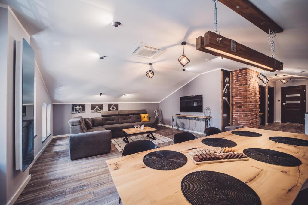 Televízia a/alebo spoločenská miestnosť v ubytovaní Apartamenty Świętego Jakuba