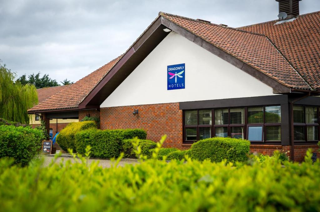 un edificio con un cartel en el costado en Dragonfly Hotel King's Lynn, en Kings Lynn